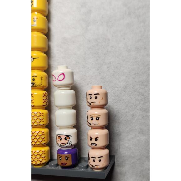 Lego Minifigure Heads Lot Of 22 Yellow, Flesh, White, Purple Pre-owned - Picture 2 of 5